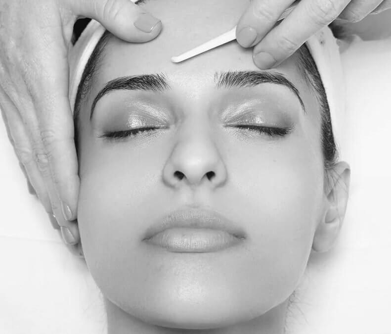 Chemical Peel vs Dermaplaning: 5 Essential Differences